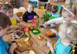 Dzieci z grupy IV kroją owoce na sałatkę