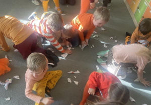 Dzieci z grupy II podczas zabawy "bitwa na papierowe kulki"