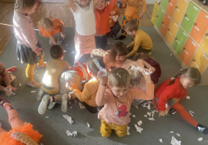 Dzieci z grupy II podczas zabawy "bitwa na papierowe kulki"