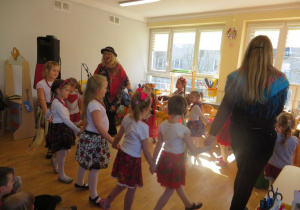 wybrane dziewczynki z prowadzącymi koncert tańczą do muzyki góralskiej