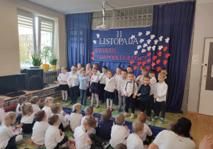 Przedszkolaki z grupy III podczas śpiewania piosenki o Morzu Bałtyckim