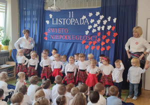 Przedszkolaki z grupy I podczas śpiewania i tańczenia piosenki o Wiśle