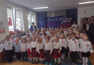 Przedszkolaki podczas wykonywania hymnu