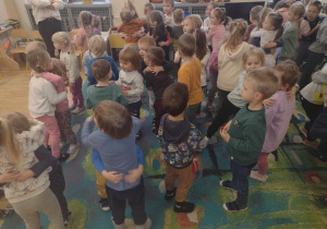 Dzieci tańczą w parach piosenkę o misiach