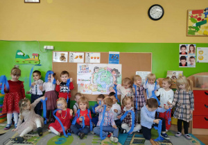 Dzieci z grupy I z niebieskimi wstążeczkami