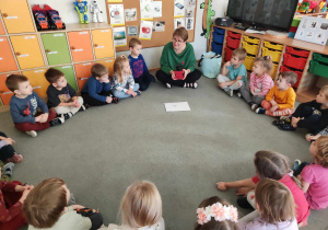 Nauczycielka opowiada dzieciom o młynku