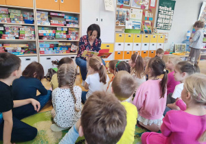 Dzieci słuchają opowiadania o Panu Kuleczce czytanego przez mamę Olgi