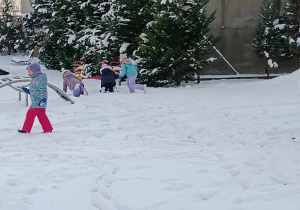 Dzieci z grupy V podczas zabaw na śniegu