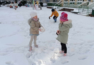 Dzieci z grupy V podczas zabaw na śniegu