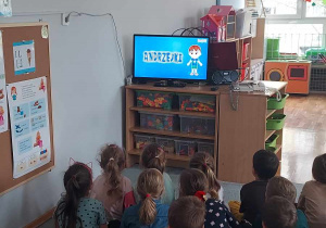 Dzieci z grupy III podczas oglądania filmu o Andrzejkach