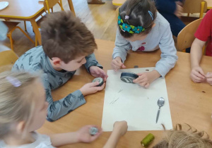 Piątka dzieci sprawdza co przyciąga magnes