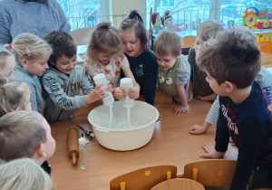 Dzieci dodają klej do masy porcelanowej