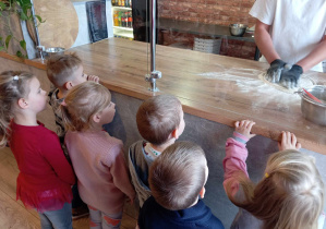 Dzieci oglądają pracę pizzermena