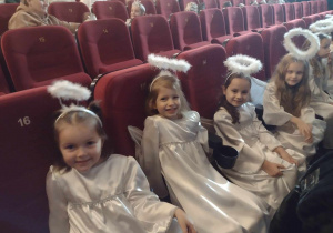 Pięć dziewczynek siedzi na krzesłąch w kinie