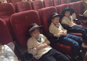 Trzech chłopców podczas siedzenia w kinie