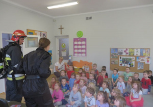 wizyta strażaków w przedszkolu - rozmowa z dziećmi na temat bezpieczeństwa