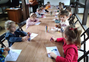 Dzieci kolorują domki