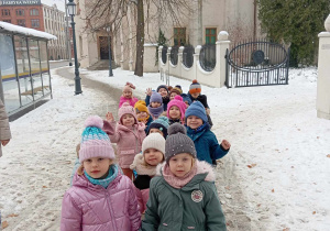 Przedszkolaki ustawione w parach przez Muzeum Miasta Pabianic