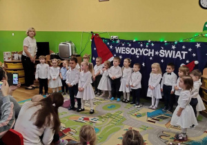 Przedszkolaki podczas śpiewania piosenki