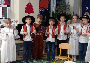Dzieci podczas grania na instrumentach do świątecznej piosenki