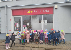 Dzieci stoją przed pocztą