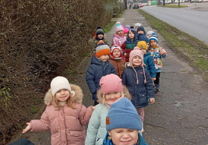 Przedszkolaki podczas spaceru na pocztę