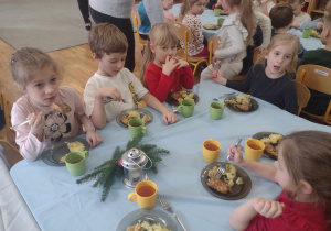 Dzieci podczas wigilijnego obiadu
