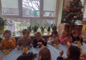 Dzieci podczas wigilijnego obiadu