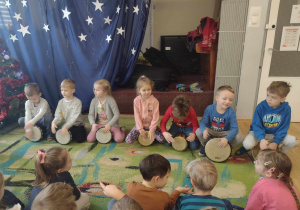 Siedmioro dzieci gra na bębnach