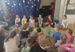 Siedmioro dzieci gra na bębnach