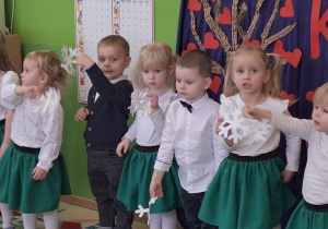 Dzieci podczas śpiewania piosenki o śnieżynce