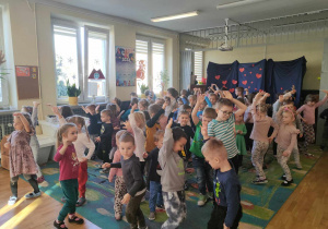 Dzieci tańczą do piosenki karnawałowej