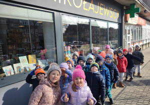 Dzieci z grupy III przed księgarnią