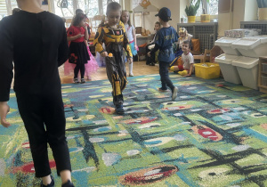 Dzieci z grupy III, IV i V podczas konkursu z noszenia piłeczki na łyżeczce