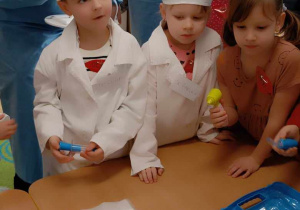 Dzieci sprawdzają temperaturę misiowi