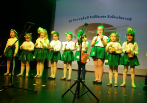 Występ wybranych dzieci z grupy IV w Moku - śpiewanie i granie na instrumentach piosenki pt. Bocianek.