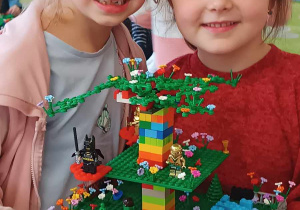 Dwie dziewczynki ze zbudowanym domkiem na drzewie