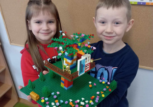 Chłopiec i dziewczynka ze zbudowanym domkiem na drzewie