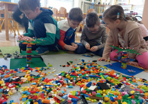 Dzieci budują z klocków lego