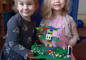 Dwie dziewczynki ze zbudowanym domkiem na drzewie
