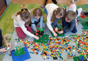 Dzieci z grupy podczas budowania z klocków lego