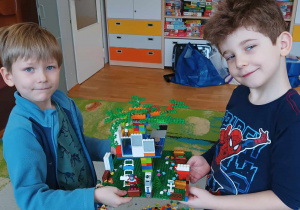 Dwóch chłopców z budowlą z klocków lego