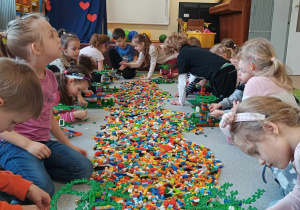 Dzieci podczas budowania z klocków lego