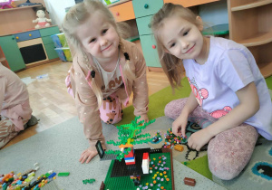 Dwie dziewczynki budują domek na drzewie