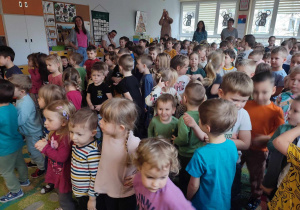 Dzieci tańczą do jednej z piosenek śpiewanej przez seniorów