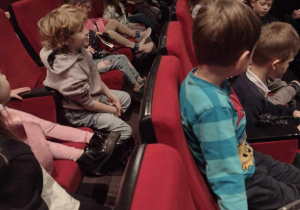 Przedszkolaki siedzą na widowni w teatrze