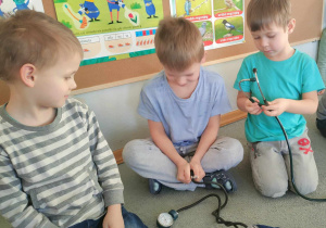 Dzieci oglądają stetoskop i ciśnieniomierz