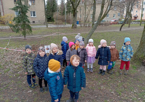 Dzieci z grupy drugiej podczas spaceru