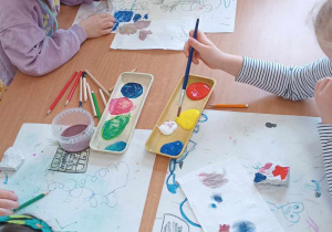 Dzieci malują kamyczki