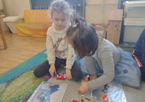Dwie dziewczynki budują z lego